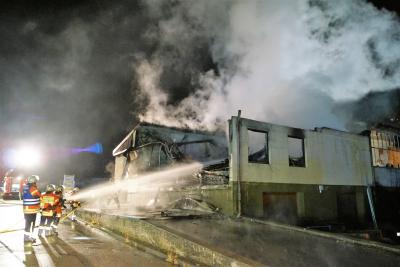 Frickenhausen: Lagerhalle brannte voellig ab